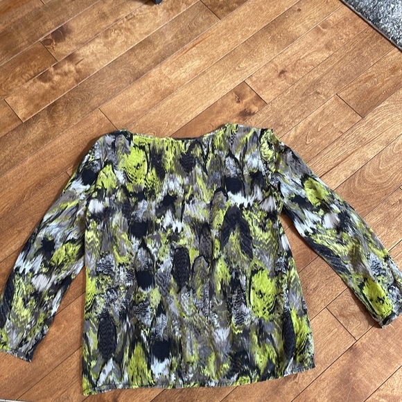 132. BCBG MAXAZRIA Elma Drape 💯 Silk Feather Print Blouse Top S - Picture 4 of 6